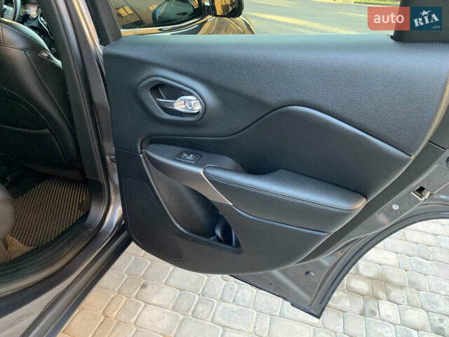 Сірий Джип Cherokee, об'ємом двигуна 2.36 л та пробігом 150 тис. км за 16600 $, фото 85 на Automoto.ua