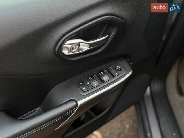 Сірий Джип Cherokee, об'ємом двигуна 2.36 л та пробігом 96 тис. км за 15900 $, фото 9 на Automoto.ua