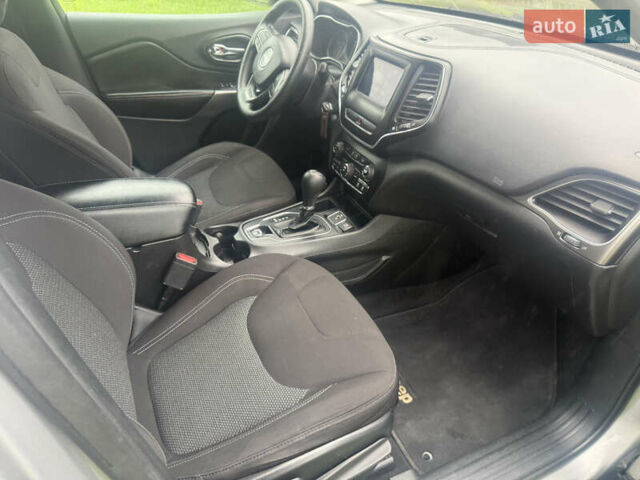 Сірий Джип Cherokee, об'ємом двигуна 2.36 л та пробігом 189 тис. км за 13800 $, фото 16 на Automoto.ua
