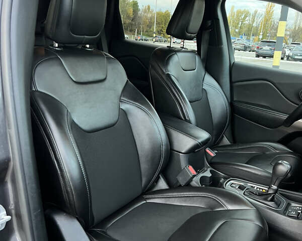 Джип Cherokee 2018 у Києві на Automoto.ua Сірий Джип Cherokee, об'ємом двигуна 3.24 л та пробігом 103 тис. км за 17800 $, фото 22 на Automoto.ua