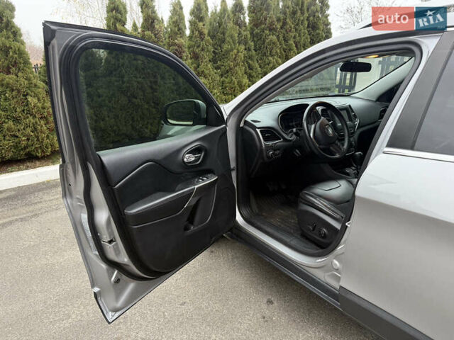 Серый Джип Чероки, объемом двигателя 2.36 л и пробегом 142 тыс. км за 14200 $, фото 16 на Automoto.ua