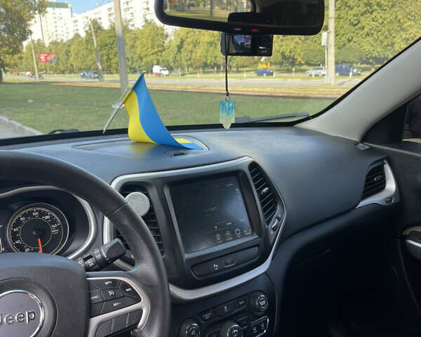 Серый Джип Чероки, объемом двигателя 2.36 л и пробегом 230 тыс. км за 13950 $, фото 1 на Automoto.ua