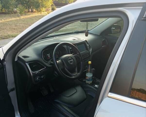 Серый Джип Чероки, объемом двигателя 2.36 л и пробегом 90 тыс. км за 18500 $, фото 4 на Automoto.ua