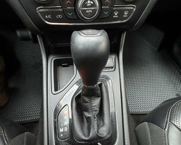 Серый Джип Чероки, объемом двигателя 2.36 л и пробегом 156 тыс. км за 17500 $, фото 1 на Automoto.ua