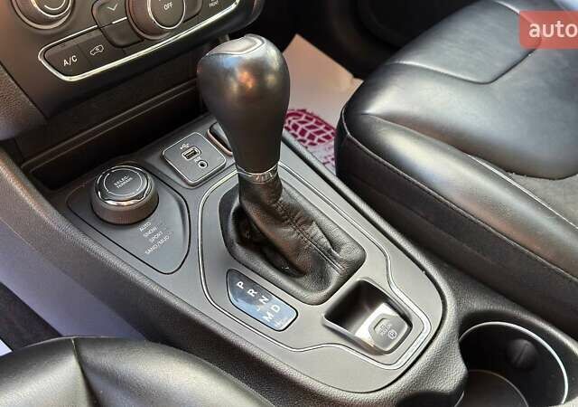 Сірий Джип Cherokee, об'ємом двигуна 1.99 л та пробігом 117 тис. км за 17500 $, фото 12 на Automoto.ua