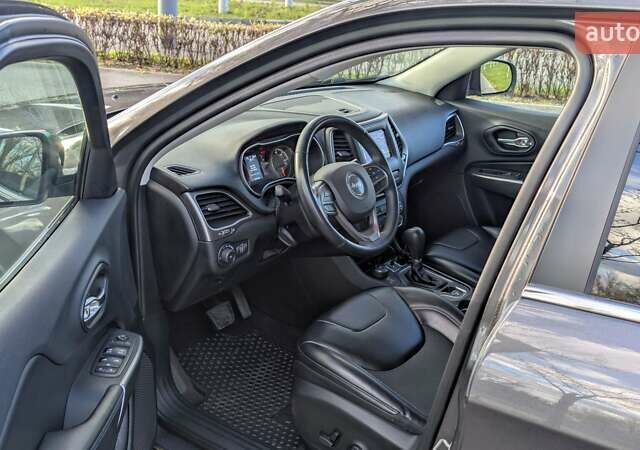 Сірий Джип Cherokee, об'ємом двигуна 2 л та пробігом 109 тис. км за 18700 $, фото 8 на Automoto.ua