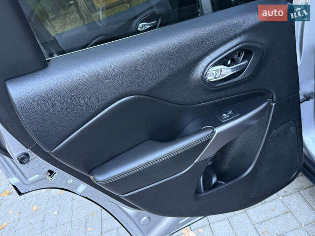 Сірий Джип Cherokee, об'ємом двигуна 2.36 л та пробігом 109 тис. км за 15500 $, фото 71 на Automoto.ua