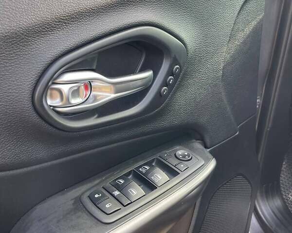 Серый Джип Чероки, объемом двигателя 3.2 л и пробегом 122 тыс. км за 18499 $, фото 22 на Automoto.ua