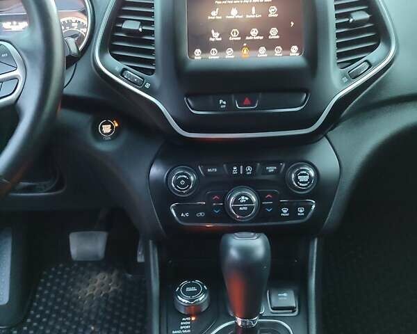 Серый Джип Чероки, объемом двигателя 3.2 л и пробегом 205 тыс. км за 15700 $, фото 25 на Automoto.ua