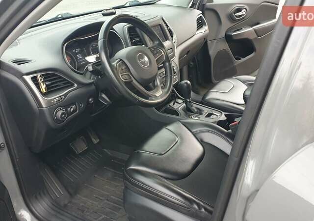 Серый Джип Чероки, объемом двигателя 3.24 л и пробегом 61 тыс. км за 19000 $, фото 32 на Automoto.ua