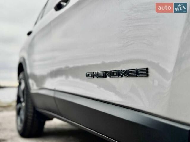 Серый Джип Чероки, объемом двигателя 3.24 л и пробегом 81 тыс. км за 20000 $, фото 5 на Automoto.ua