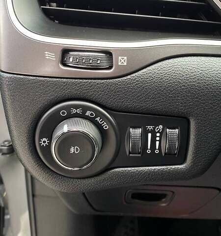 Сірий Джип Cherokee, об'ємом двигуна 3.24 л та пробігом 125 тис. км за 19000 $, фото 18 на Automoto.ua