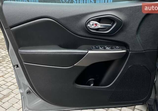 Сірий Джип Cherokee, об'ємом двигуна 3.24 л та пробігом 125 тис. км за 19000 $, фото 14 на Automoto.ua