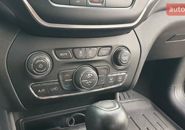 Серый Джип Чероки, объемом двигателя 3.24 л и пробегом 61 тыс. км за 19000 $, фото 36 на Automoto.ua