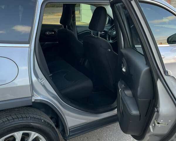 Серый Джип Чероки, объемом двигателя 2.4 л и пробегом 99 тыс. км за 15950 $, фото 11 на Automoto.ua