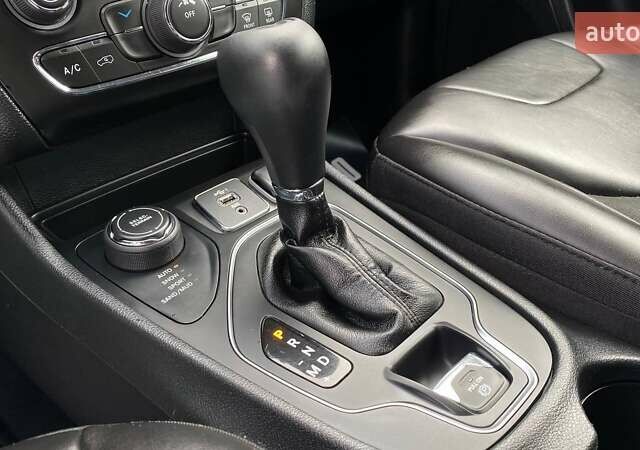 Сірий Джип Cherokee, об'ємом двигуна 3.24 л та пробігом 125 тис. км за 19000 $, фото 25 на Automoto.ua