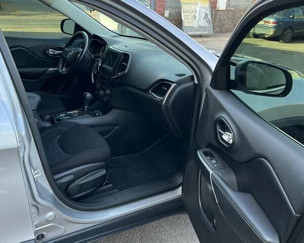 Серый Джип Чероки, объемом двигателя 2.4 л и пробегом 103 тыс. км за 15950 $, фото 15 на Automoto.ua