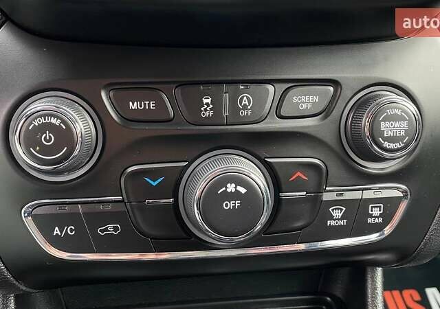 Сірий Джип Cherokee, об'ємом двигуна 3.24 л та пробігом 125 тис. км за 19000 $, фото 22 на Automoto.ua