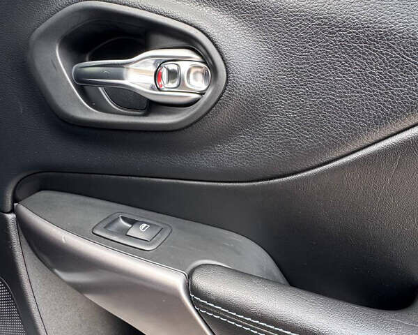 Серый Джип Чероки, объемом двигателя 2.4 л и пробегом 220 тыс. км за 15999 $, фото 16 на Automoto.ua