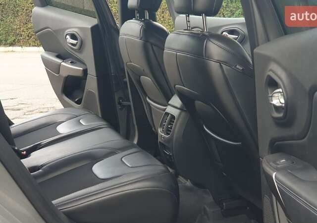 Серый Джип Чероки, объемом двигателя 3.24 л и пробегом 61 тыс. км за 19000 $, фото 42 на Automoto.ua