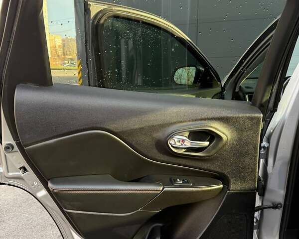 Серый Джип Чероки, объемом двигателя 3.24 л и пробегом 110 тыс. км за 22500 $, фото 23 на Automoto.ua