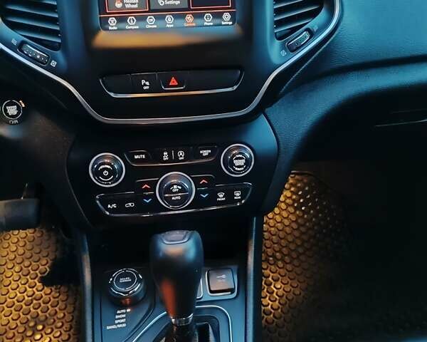 Серый Джип Чероки, объемом двигателя 3.2 л и пробегом 205 тыс. км за 15700 $, фото 23 на Automoto.ua