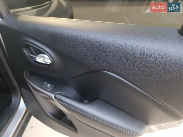 Серый Джип Чероки, объемом двигателя 2.36 л и пробегом 107 тыс. км за 15100 $, фото 6 на Automoto.ua