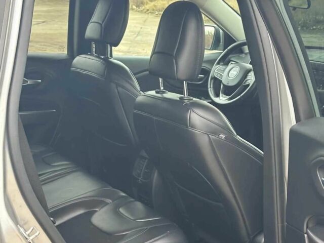 Серый Джип Чероки, объемом двигателя 0 л и пробегом 111 тыс. км за 11000 $, фото 5 на Automoto.ua