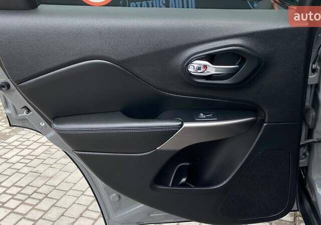 Сірий Джип Cherokee, об'ємом двигуна 3.24 л та пробігом 125 тис. км за 19000 $, фото 26 на Automoto.ua