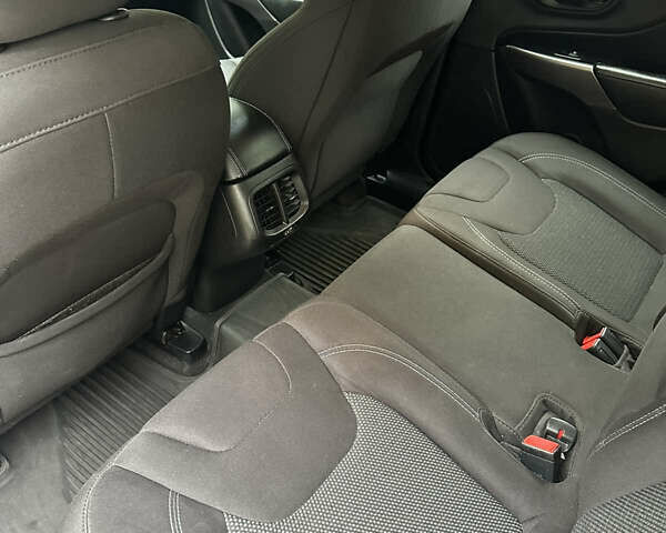 Серый Джип Чероки, объемом двигателя 2.36 л и пробегом 139 тыс. км за 16600 $, фото 27 на Automoto.ua