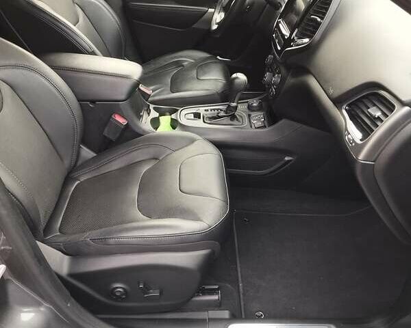 Сірий Джип Cherokee, об'ємом двигуна 3.24 л та пробігом 133 тис. км за 18000 $, фото 17 на Automoto.ua