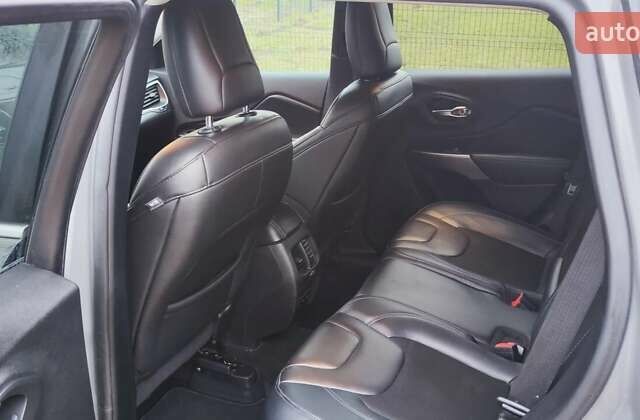 Серый Джип Чероки, объемом двигателя 2.36 л и пробегом 121 тыс. км за 14500 $, фото 5 на Automoto.ua