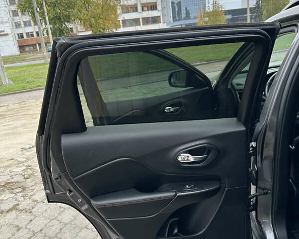 Джип Чероки 2019 в Черкассах на Automoto.ua Серый Джип Чероки, объемом двигателя 3.2 л и пробегом 70 тыс. км за 21500 $, фото 20 на Automoto.ua