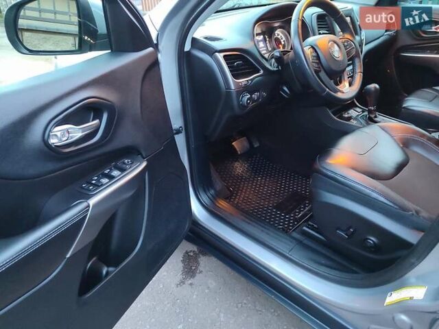 Серый Джип Чероки, объемом двигателя 3.2 л и пробегом 205 тыс. км за 15700 $, фото 15 на Automoto.ua