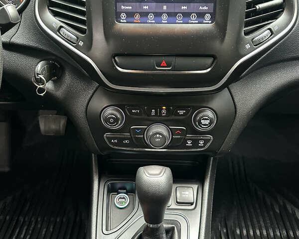 Серый Джип Чероки, объемом двигателя 2.36 л и пробегом 139 тыс. км за 16600 $, фото 28 на Automoto.ua