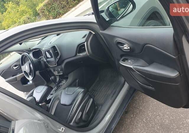 Серый Джип Чероки, объемом двигателя 3.24 л и пробегом 61 тыс. км за 19000 $, фото 29 на Automoto.ua