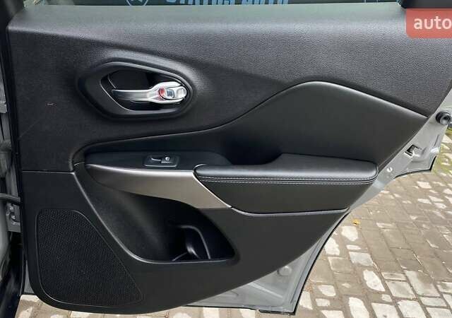 Сірий Джип Cherokee, об'ємом двигуна 3.24 л та пробігом 125 тис. км за 19000 $, фото 32 на Automoto.ua