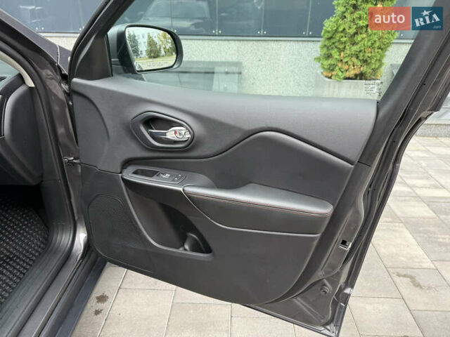 Сірий Джип Cherokee, об'ємом двигуна 3.24 л та пробігом 45 тис. км за 20500 $, фото 30 на Automoto.ua