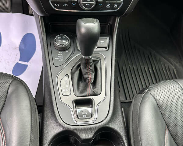 Джип Чероки 2019 в Черкассах на Automoto.ua Серый Джип Чероки, объемом двигателя 3.2 л и пробегом 70 тыс. км за 21500 $, фото 38 на Automoto.ua