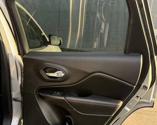 Серый Джип Чероки, объемом двигателя 3.24 л и пробегом 110 тыс. км за 22500 $, фото 26 на Automoto.ua