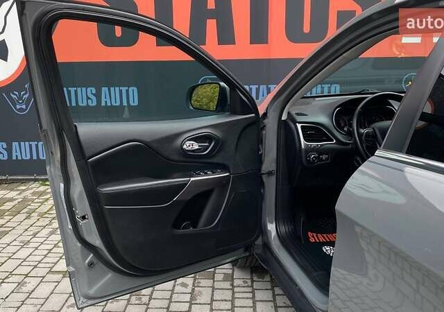 Сірий Джип Cherokee, об'ємом двигуна 3.24 л та пробігом 125 тис. км за 19000 $, фото 15 на Automoto.ua