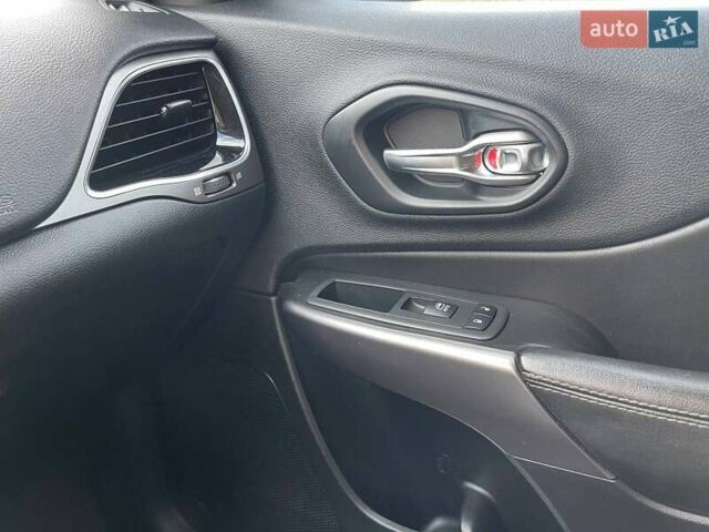 Серый Джип Чероки, объемом двигателя 3.2 л и пробегом 122 тыс. км за 18499 $, фото 17 на Automoto.ua