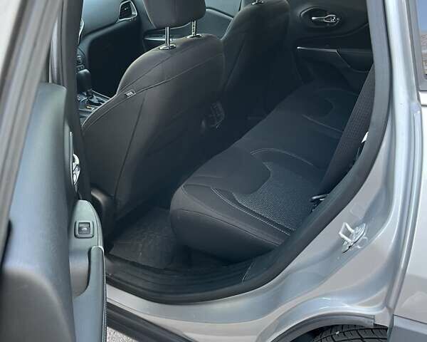 Серый Джип Чероки, объемом двигателя 2.4 л и пробегом 103 тыс. км за 15950 $, фото 13 на Automoto.ua