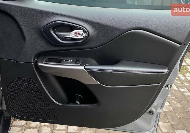 Сірий Джип Cherokee, об'ємом двигуна 3.24 л та пробігом 125 тис. км за 19000 $, фото 33 на Automoto.ua