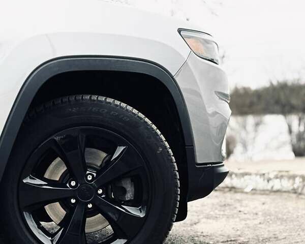 Серый Джип Чероки, объемом двигателя 3.24 л и пробегом 81 тыс. км за 20000 $, фото 4 на Automoto.ua