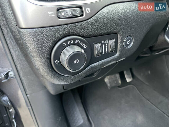 Сірий Джип Cherokee, об'ємом двигуна 2.36 л та пробігом 98 тис. км за 18500 $, фото 17 на Automoto.ua