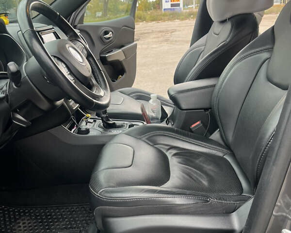 Джип Чероки 2019 в Полтаве на Automoto.ua Серый Джип Чероки, объемом двигателя 3.2 л и пробегом 68 тыс. км за 24700 $, фото 9 на Automoto.ua
