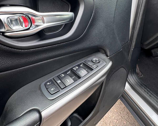 Серый Джип Чероки, объемом двигателя 2.4 л и пробегом 220 тыс. км за 15999 $, фото 7 на Automoto.ua