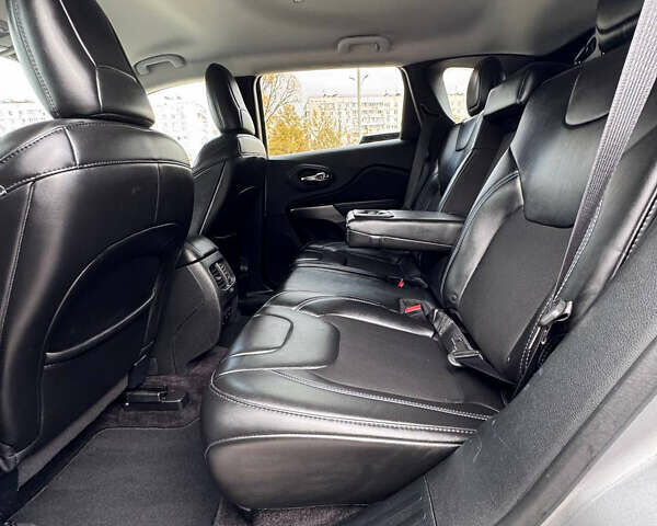 Серый Джип Чероки, объемом двигателя 2.4 л и пробегом 220 тыс. км за 15999 $, фото 12 на Automoto.ua