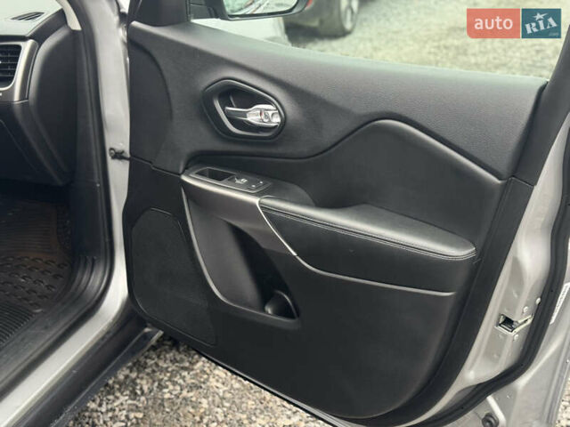 Серый Джип Чероки, объемом двигателя 3.24 л и пробегом 103 тыс. км за 16950 $, фото 18 на Automoto.ua